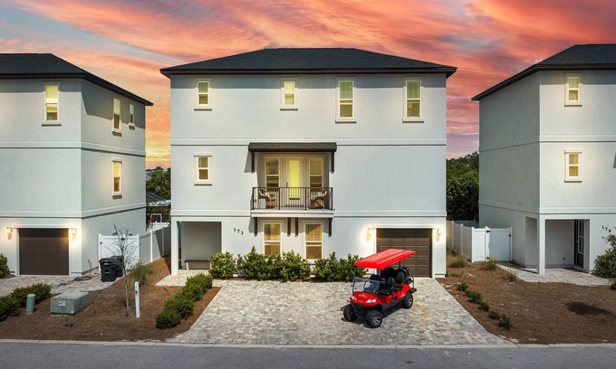 Miramar Beach House | Coral Sunset: Free golf cart, 2min to beach, Heated pool steps away, Bunk rooms