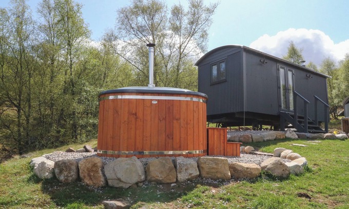 Newtonmore Cottage | CORALDIE, romantic, with open fire in Newtonmore