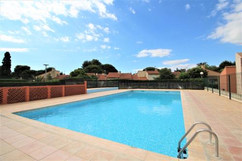 Les Arenes House | CORAUX - Maisonnette 4 pers avec piscine et parking