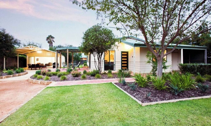 Dunsborough Cottage | Cormorant Cottage Garden Beach Abode w Game Room