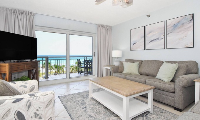 Destin Condo | Corner condo at Destin Towers overlooking Gulf-front pool & beach!
