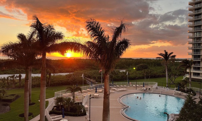Marco Island Condo | Corner Condo with Beachviews at South Seas Tower 3—steps from Tiger Tail Beach!