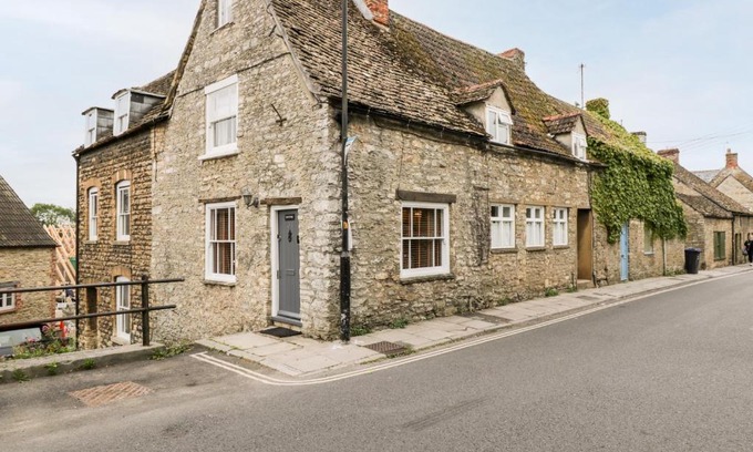 Malmesbury House | Corner Cottage