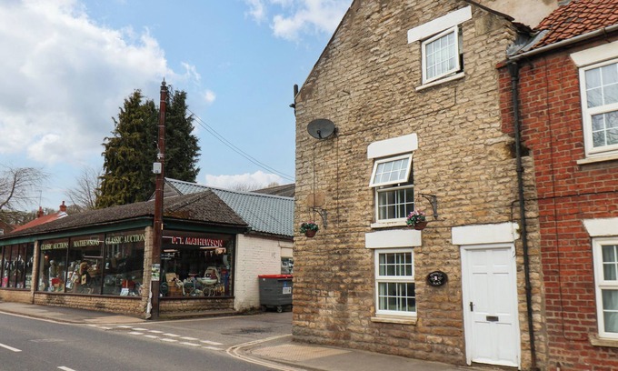 Thornton Dale Cottage | CORNER COTTAGE, pet friendly, with open fire in Thornton Dale