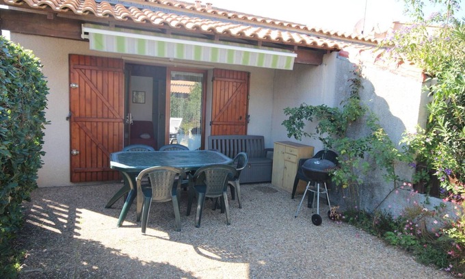 Portiragnes-Plage House | Corner villa for 4 people located in a secured residence with pool, at only 400m from the beach.