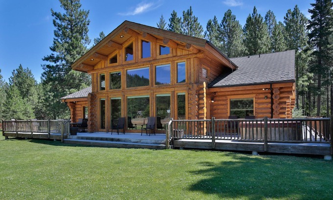 Leavenworth House | Cornerstone ~ Luxurious Log Home ~ Game Room ~ Outdoor Pool ~ Hot Tub