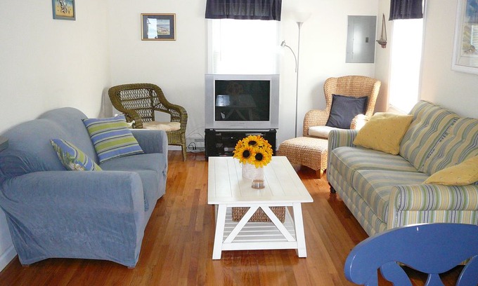 Old Saybrook Cottage | Cornfield Point Beach Rental