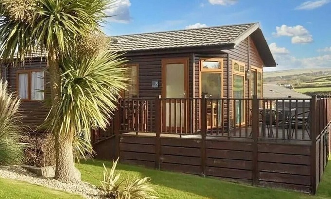 Tintagel Cabin | Cornish Coastal Lodge with hot tub. 2 bedrooms and just steps to the coast.