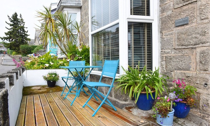St Ives House | Cornish Pearl. Spacious three bedroom cottage 400 yards to the beach inc parking