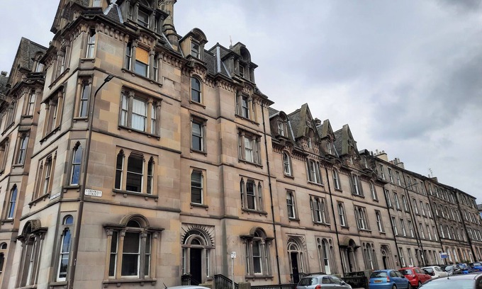 Old Town Apartment | Cornwall Street [297] is a Spacious and charming apartment close to Usher Hall