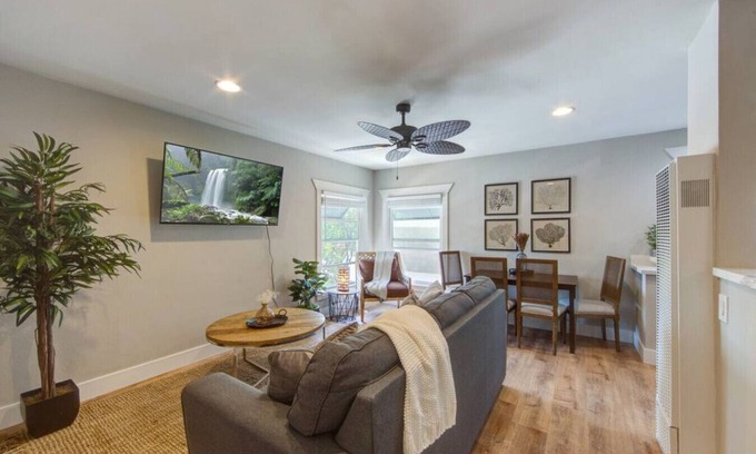 Coronado Apartment | Coronado Unit 3 - B Ave Bungalows · King-sized 1/1, 5-10 Min Walk to Coronado Beach!