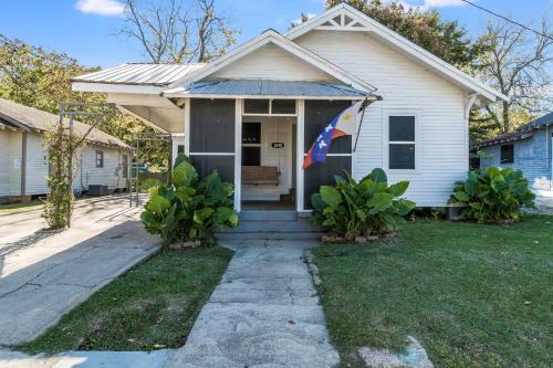 Freetown - Port Rico House | Corporate Comfort in Freetown - Port Rico: Spacious Homes for Work Crews