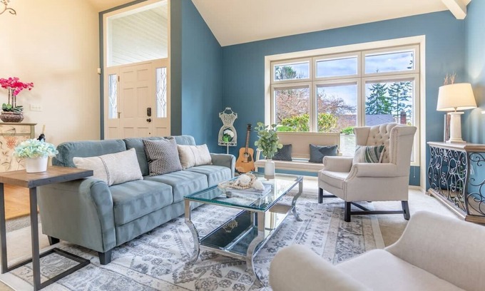Inglewood House | Corporate Housing Charm near East Sammamish Park