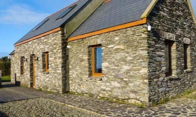 Derreennatra Cottage | CORR AN DROMA, pet friendly, with open fire in Schull, County Cork