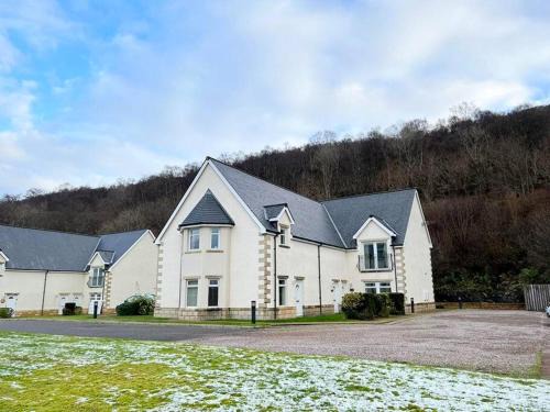 Fort William Apartment | Corran, Glenloch View, Fort William 2-Bedroom Loch Side Flat