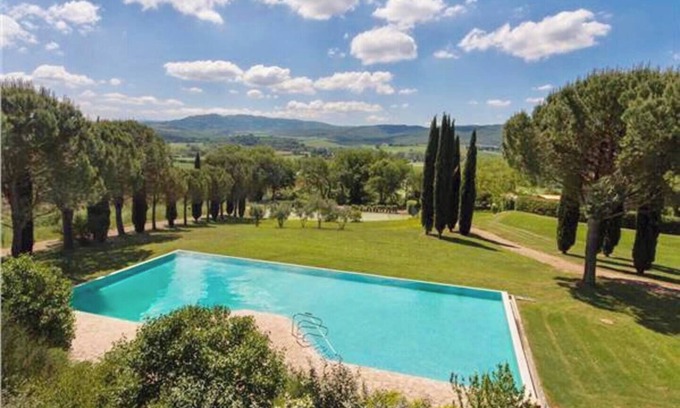 Buonconvento House | Cortile del Pozzo family home sleeps 8 with private garden by Italian Apartments