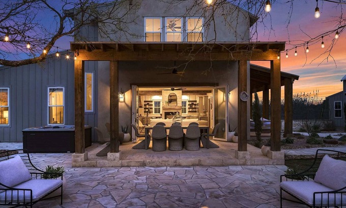 Fredericksburg House | Cosette's on the Creek, hot tub, sleeps 10!