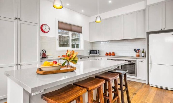 Trentham House | Cosmo House - 6 Guests, 2 fireplaces 600m from town