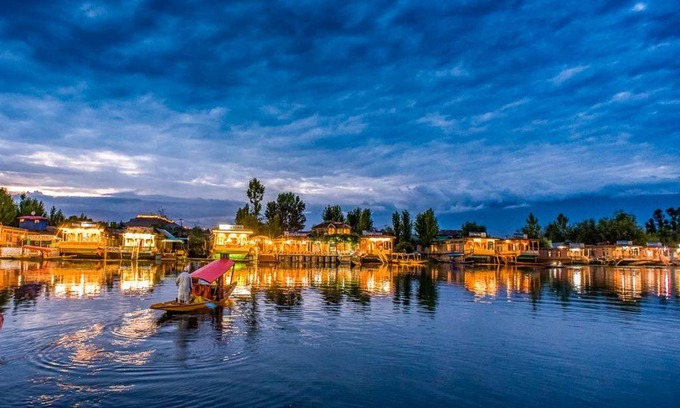 Dal Lake Boat Rental | Cosmo Luxury Houseboat - The Khar palace