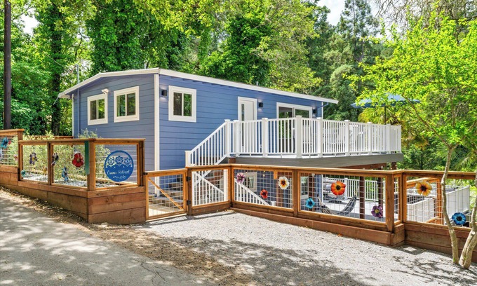 Hacienda House | Cosmo Retreat~Chic, FUN Escape in the Redwoods w/BocceBall/HotTub/Pup/WiFi/AC