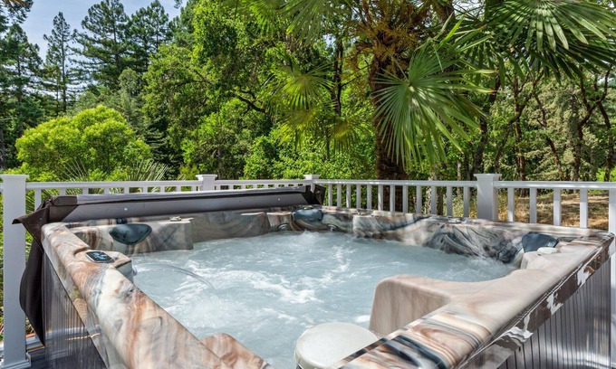 Hacienda House | Cosmo Retreat:FUN & Stylish Retreat in Redwoods! BocceBall! HtTb/Pup/WiFi/AC/
