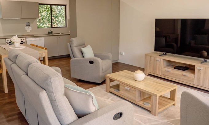Noosa Heads Apartment | Costa Del Sol 2- Directly opposite Little Cove Beach