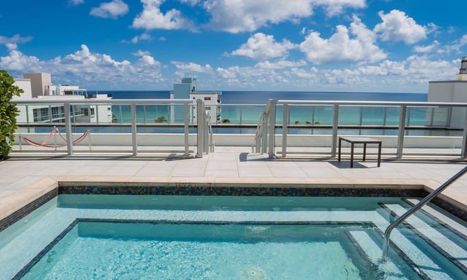 Hollywood Apartment | @Costa Hollywood, Luxurious 1BR+Den! Steps from the beach, Kitchen+Laundry