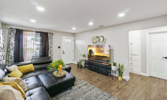 Vernon House | Costal Retreat Long Beach! 3 Queen Bed!Free Parking! Family Friendly!