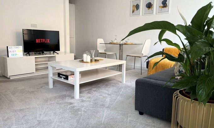 Central Milton Keynes Apartment | Cosy 1 bed in central MK, Free Parking, Smart TV