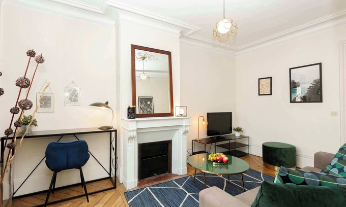Saint-Victor Apartment | Cosy 1BR with Balcony Near Seine