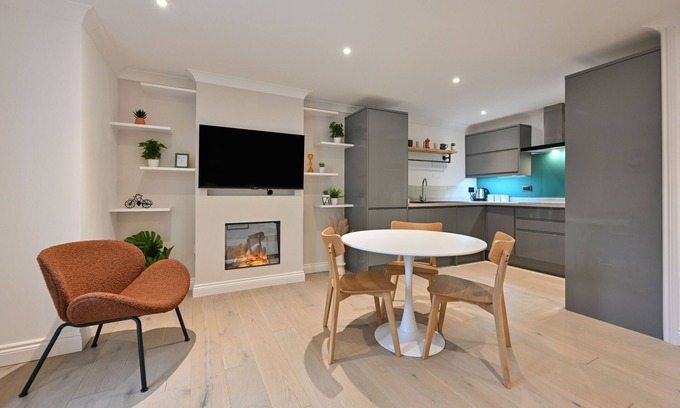 Frome Apartment | Cosy 2-Bed Apartment in Frome Near Town Centre!