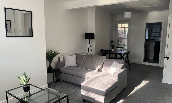 Dartford House | Cosy 2-Bed Home - Central Location - Train Station