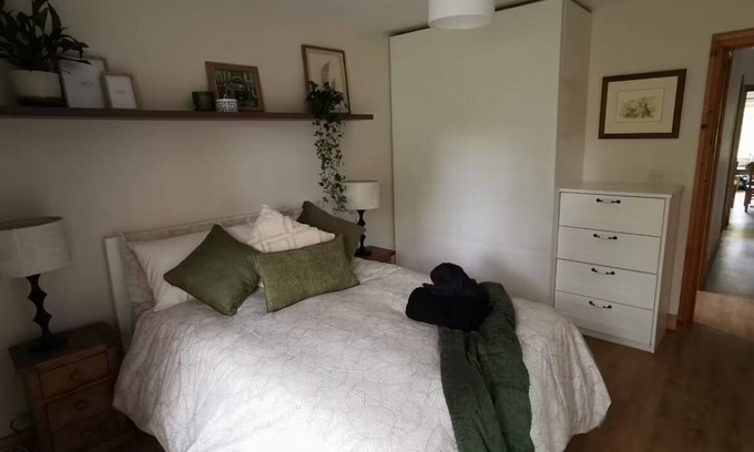 Wilton House | Cosy, 2-Bed 'Little Oasis' near CUH