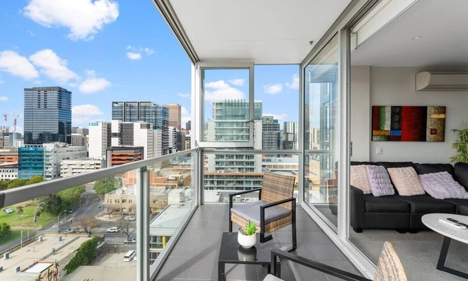 Adelaide Central Business District Apartment | Cosy 2BR CBD Apt. Free Wi-Fi Parking Pool