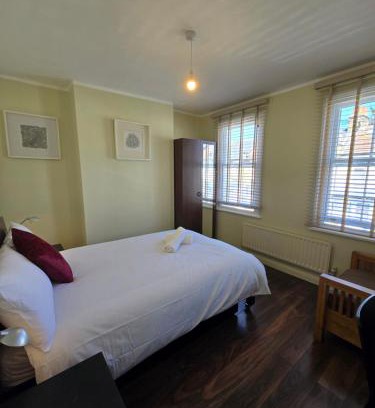 Stratford and New Town Apartment | Cosy 2BR House in Stratford & Westfield Area