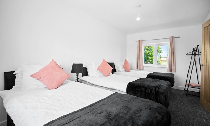 Bilston House | Cosy 3 Bed house,/Free Parking/Fast Wi-Fi/Sleeps 8