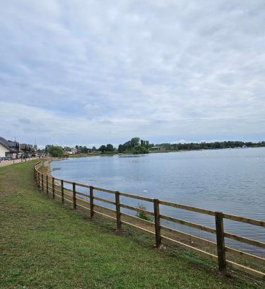 Milton Keynes Apartment | Cosy 3 Bedroom Bungalow with Private Parking and Rear Garden