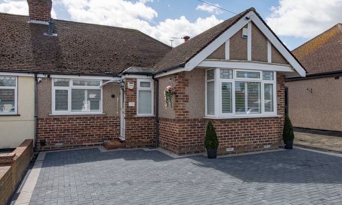 Hillingdon House | Cosy 3 Bedroom Family Home in Ruislip | Under 45 minutes to Central London