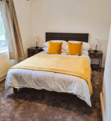 Broadheath House | Cosy 3 Bedroom House - Free Parking - Airport 6 Min Walk