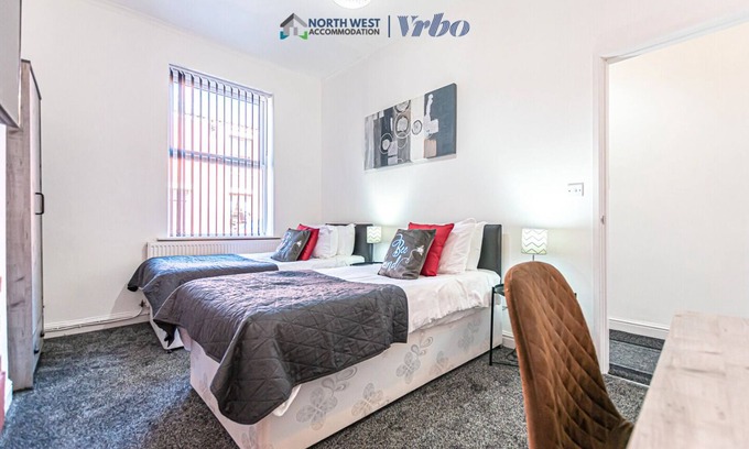 Leigh House | Cosy 3 Bedroom House in Leigh | Free WiFi & Parking | Long Stays Welcome