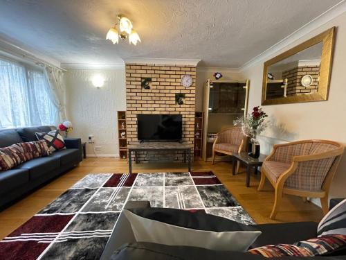 Luton House | Cosy 3 Bedroom House in Luton