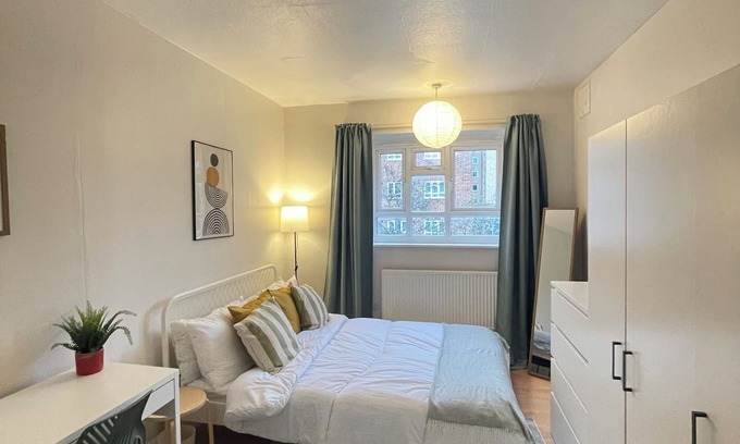 Nine Elms Apartment | Cosy 3BD Flat w/Private Balcony - Nine Elms!