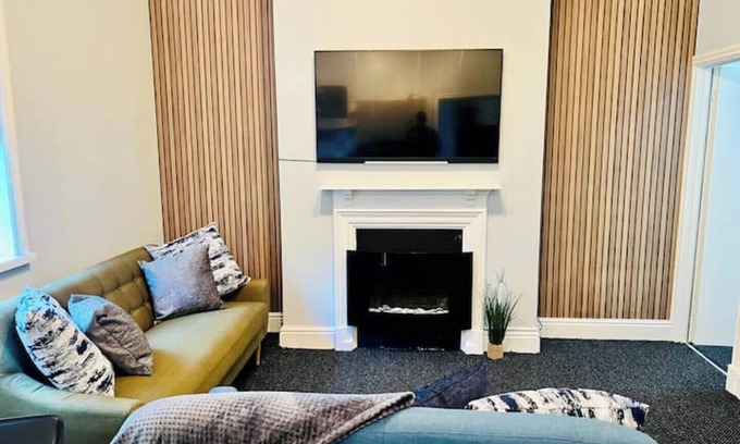 Birmingham Apartment | Cosy 3BR w/Smart TV & Parking near Utilita Arena