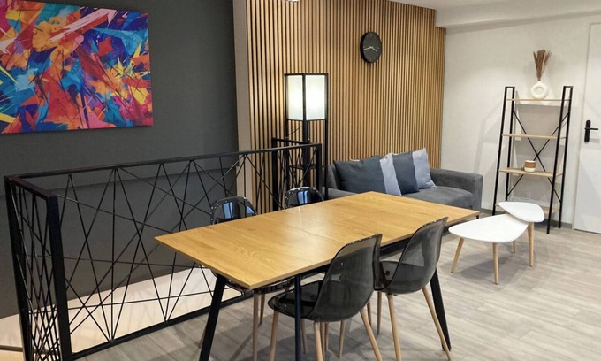Chartres Apartment | Cosy 4-person apartment, parking included