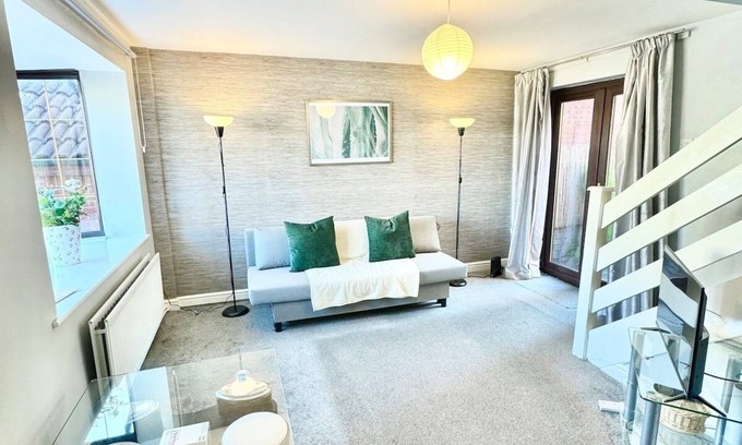 Darlaston House | Cosy 5-Bed House with Hot Tub & Parking