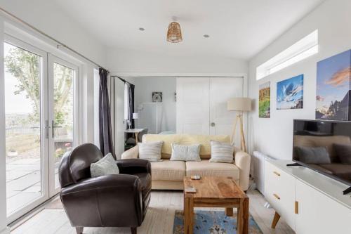 Ellon House | Cosy and modern 1 bedroom garden house - very dog friendly!