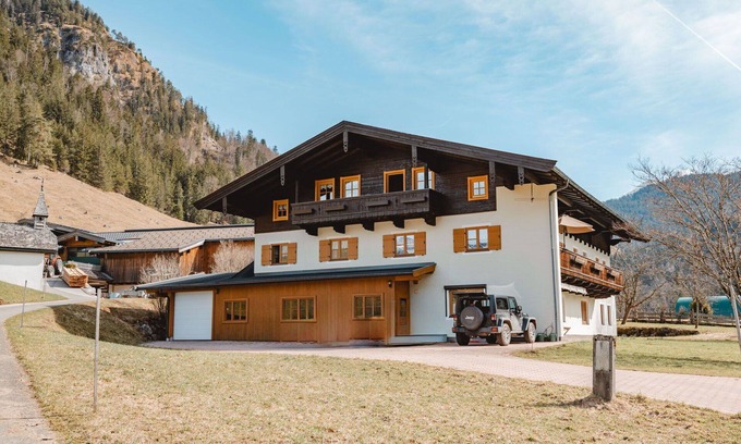 Sankt Martin bei Lofer Villa | Cosy apartment in villa for 3 guests with TV and balcony