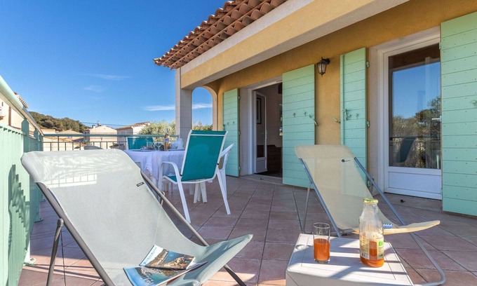 Six-Fours-les-Plages Apartment | Cosy apartment for 4 people with WIFI, TV, terrace and parking