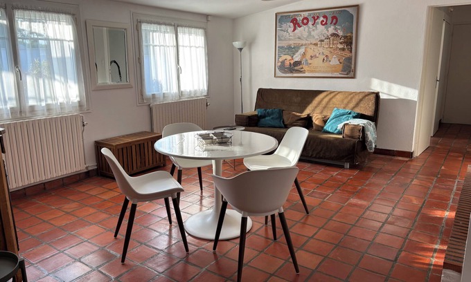 Meschers-sur-Gironde Apartment | Cosy apartment in Meschers with garage