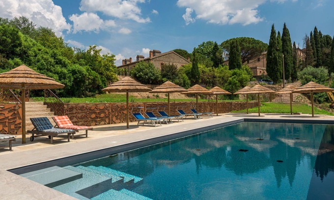 Civitella Paganico Apartment | Cosy apartment for 4 people with WIFI, pool, A/C, TV, terrace and pets allowed
